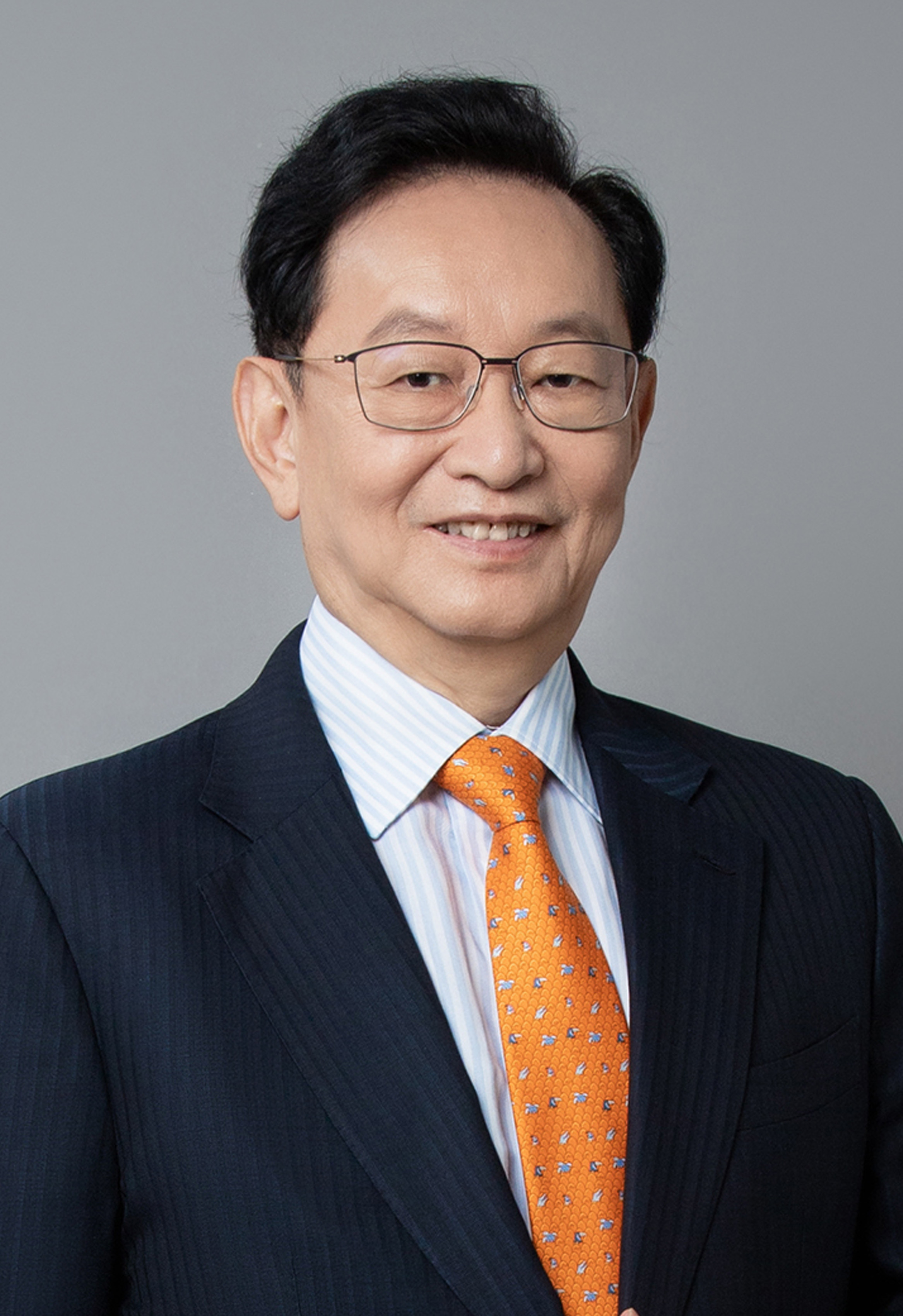 董事會資深副主席、執(zhí)行董事：謝炳先生