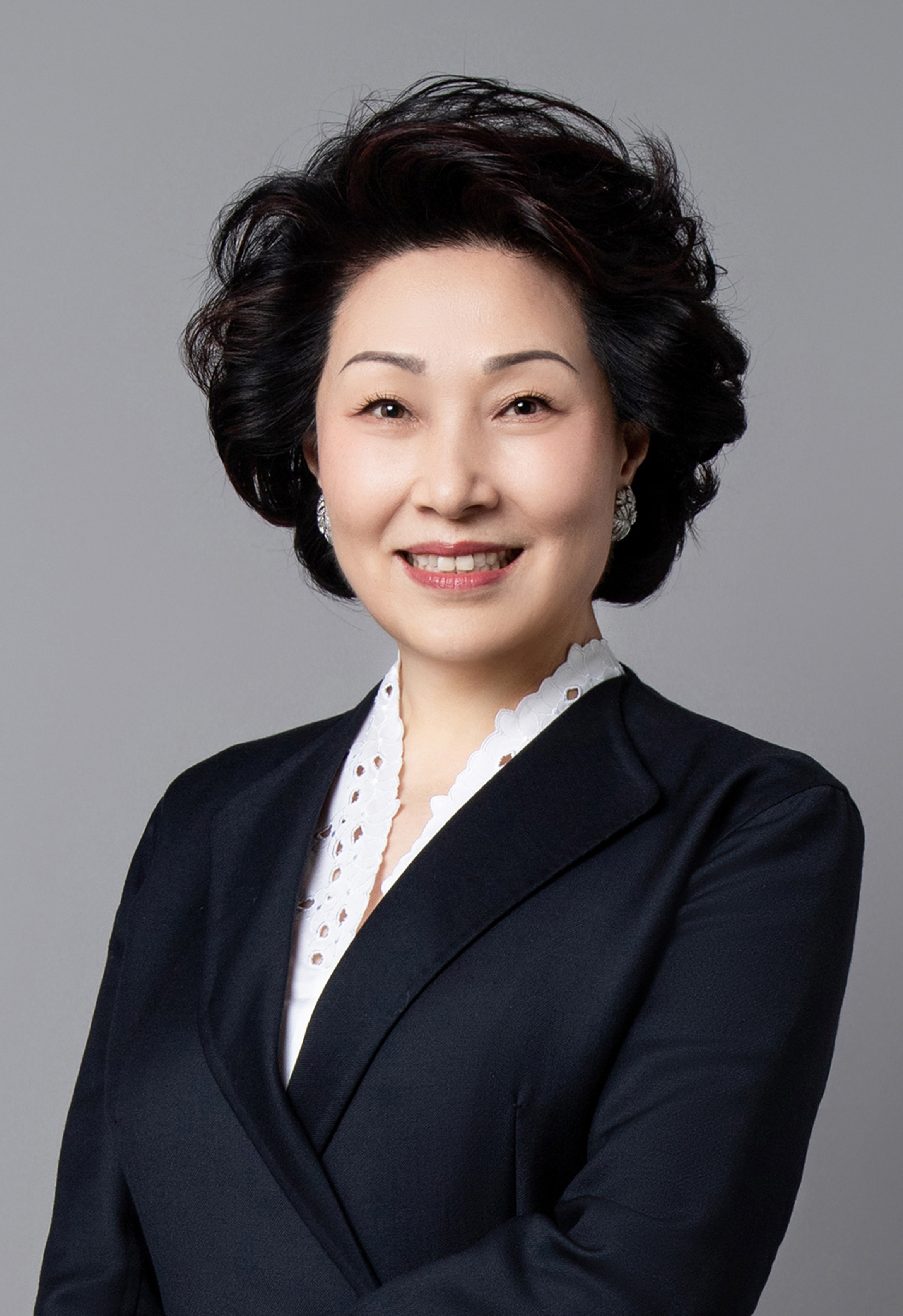 董事會副主席、執(zhí)行董事：鄭翔玲女士